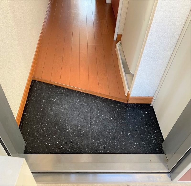 レオパレスワールド中和倉 玄関