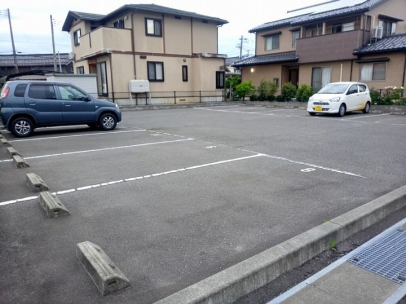 レオネクストフォール 駐車場