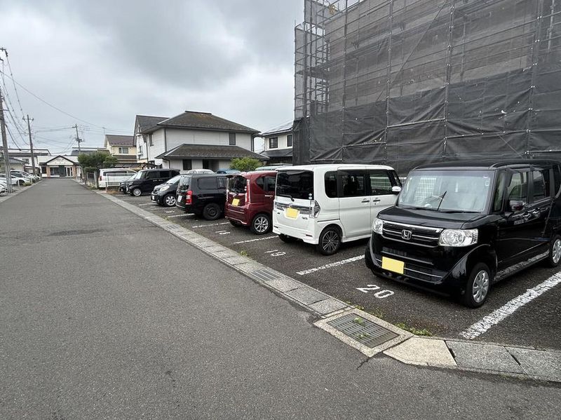 レオパレスダンデリオンびわぶち 駐車場