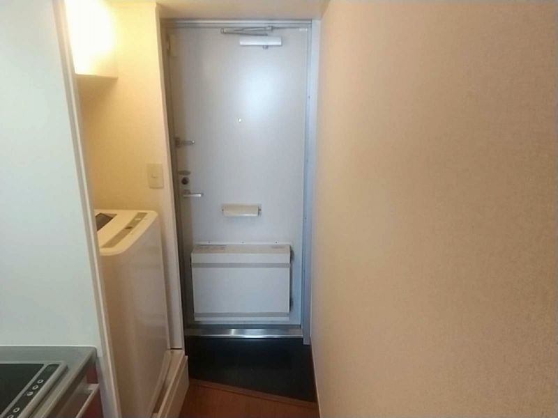 レオパレス屋敷山 玄関