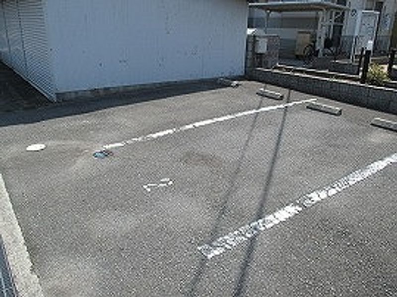 レオパレスひまわり 駐車場