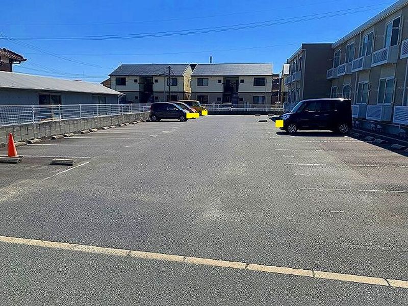 レオパレスクレール２ 駐車場