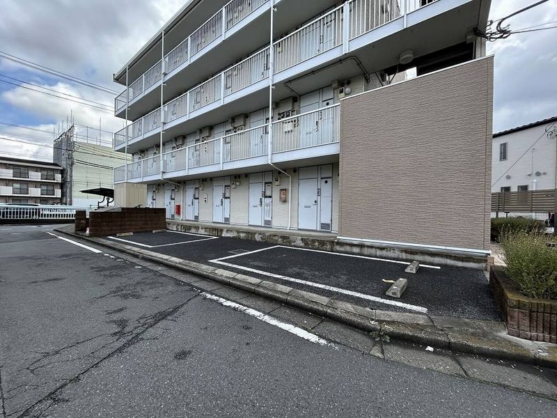 レオパレスウイング北坂戸 駐車場