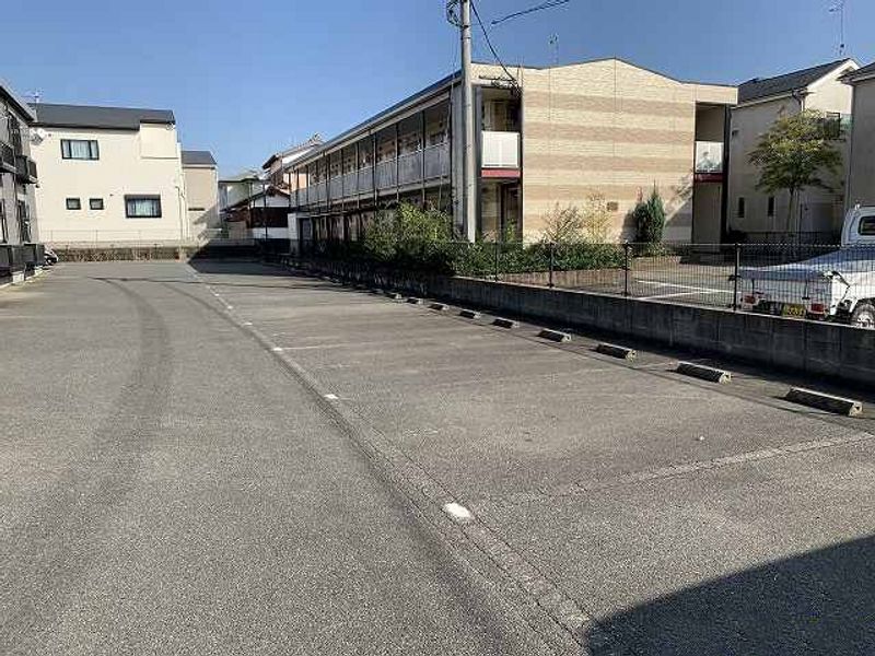 レオパレスポラール参番館 駐車場