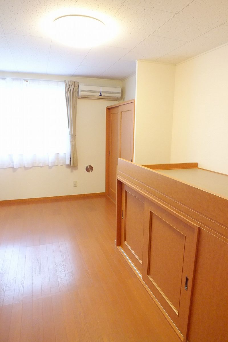 レオパレスグリーンハイツ　長塚 居間