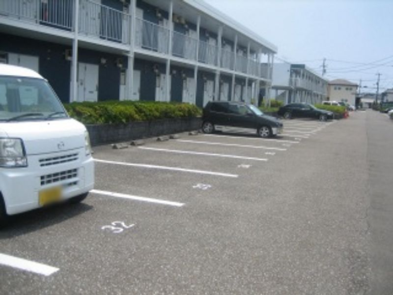 レオパレスみせばや 駐車場