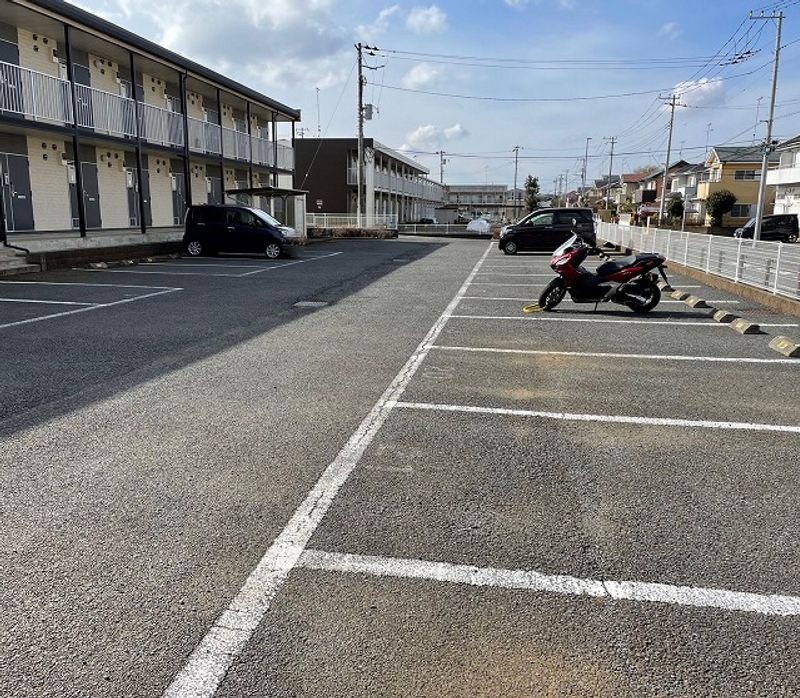 レオパレスコスモハイツ 駐車場