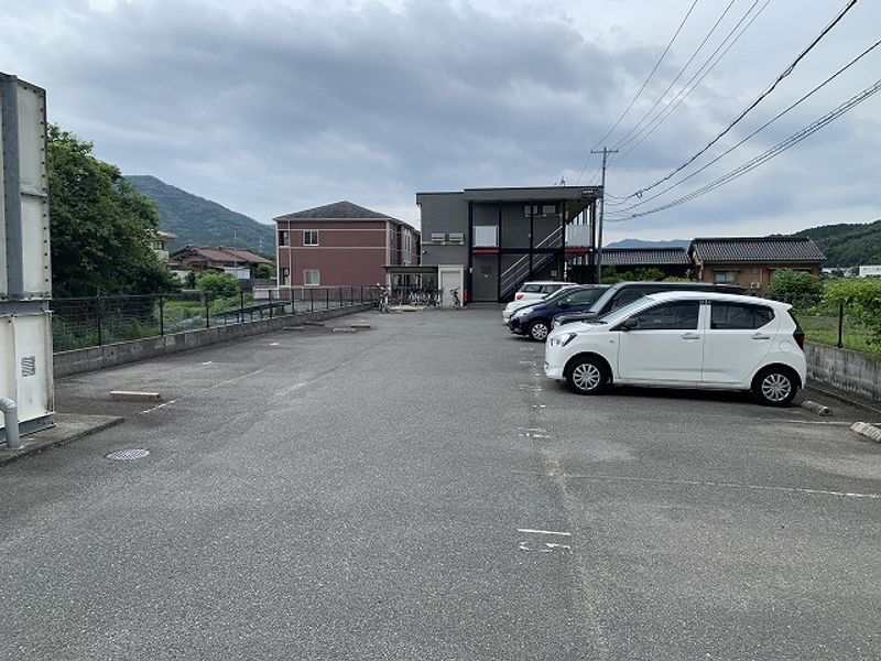 レオパレスコスモガーデン 駐車場
