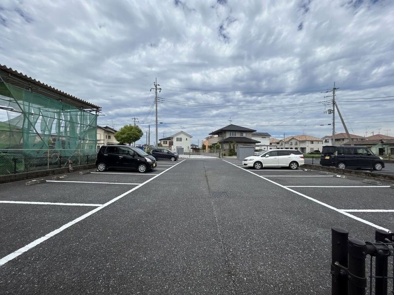 レオパレスセレッソ 駐車場