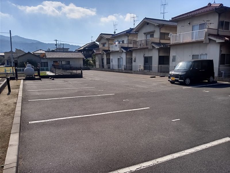 レオパレスルピナス 駐車場