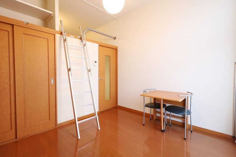 レオパレス万里小路 居間