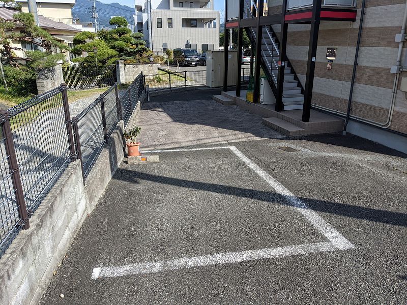 レオパレスＭＩＹＡＢＩ 駐車場