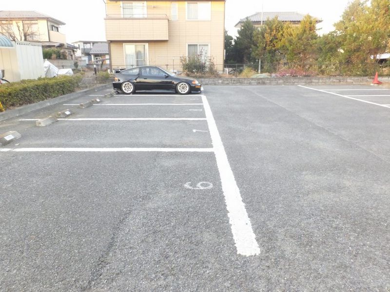 レオパレスミモザ 駐車場
