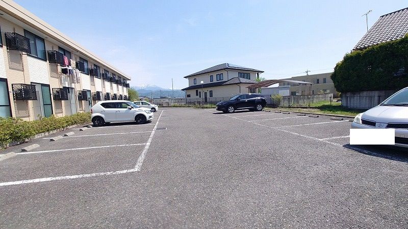 レオパレスひまわり 駐車場
