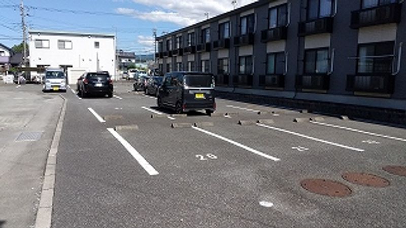 レオパレスカモミール 駐車場