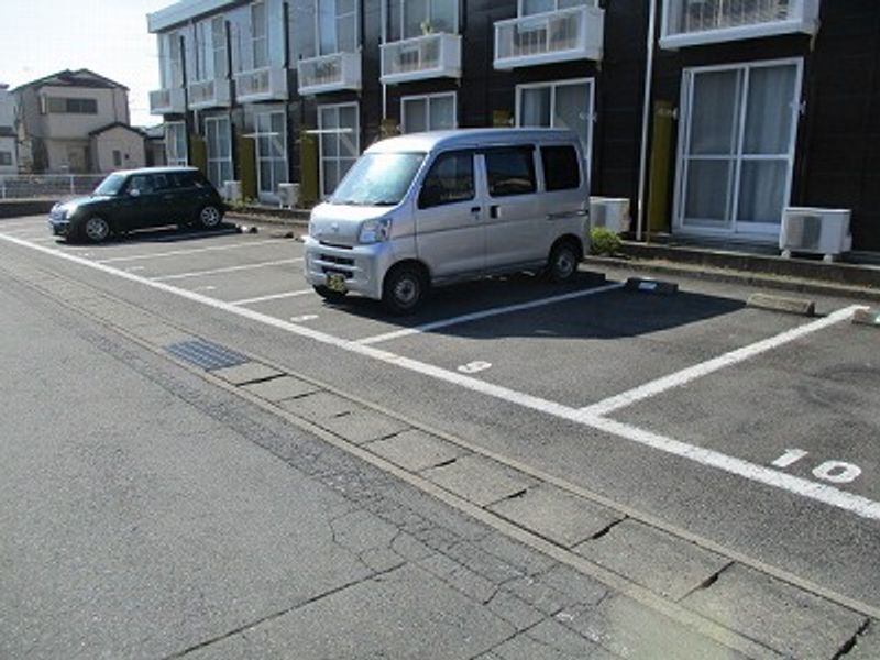 レオパレスはっぴい 駐車場