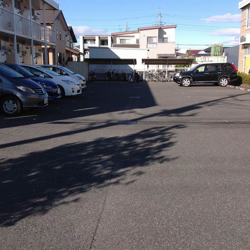 レオパレスアピテＢ 駐車場