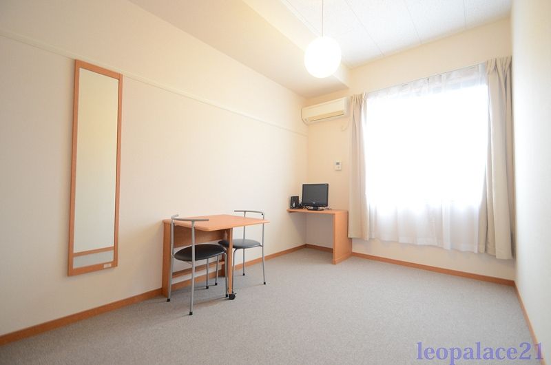 レオパレスコスモーＳ 居間