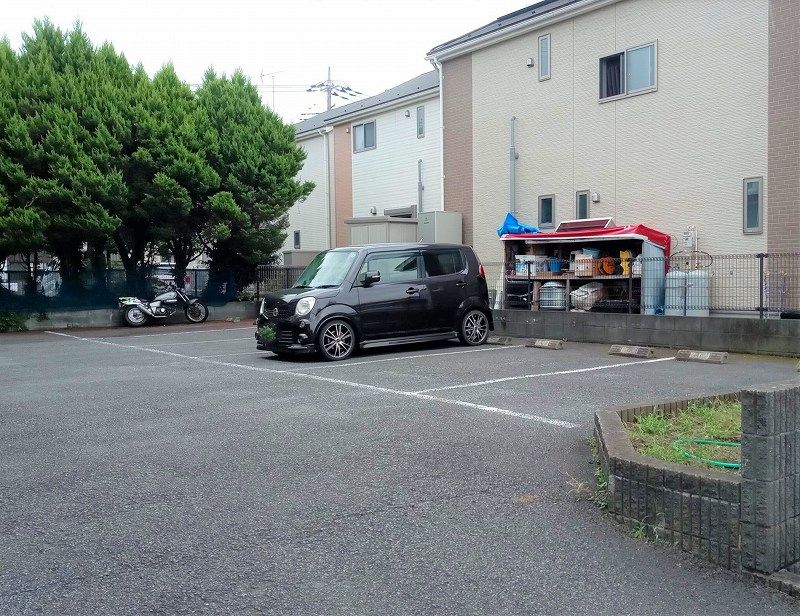 レオパレスリバーサイドガーデン 駐車場