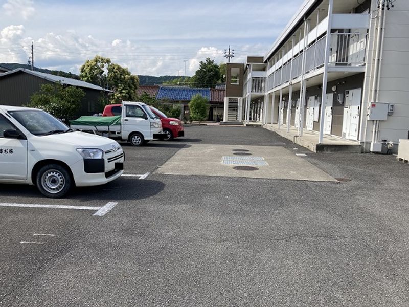 レオパレス信濃 駐車場