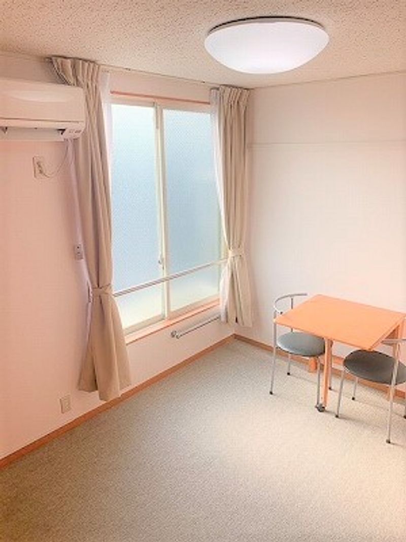 レオパレス高友 居間