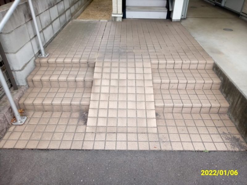 レオパレスアリビオ荒子 エントランス
