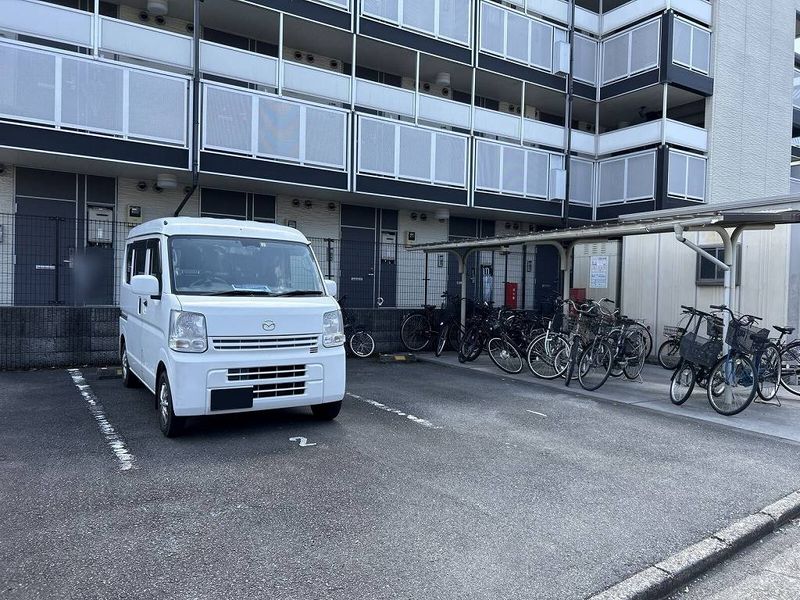 レオパレスバーディーパレス 駐車場