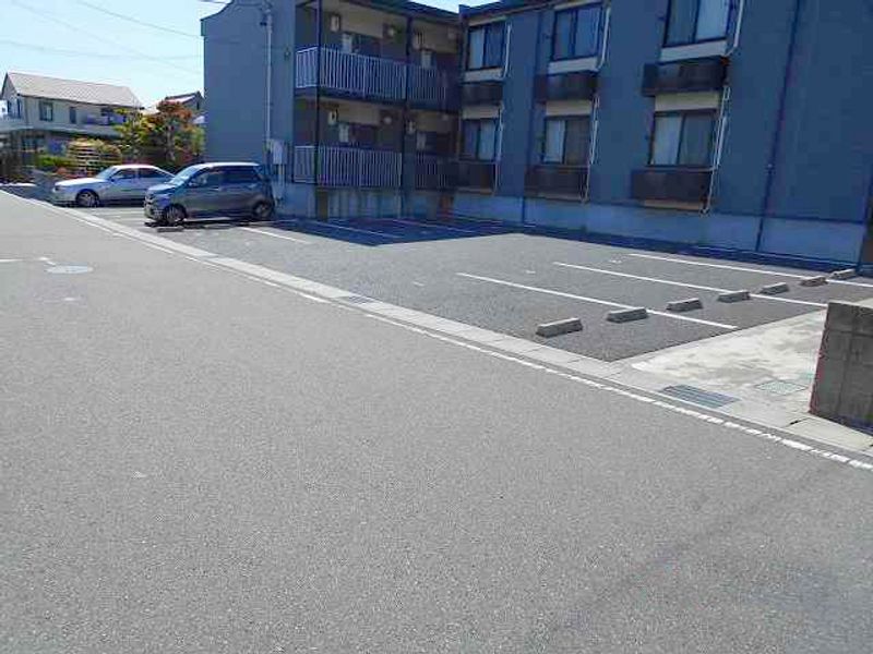 レオパレス緑が丘 駐車場