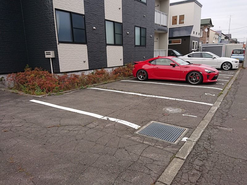 レオパレスボヌールシャトー 駐車場