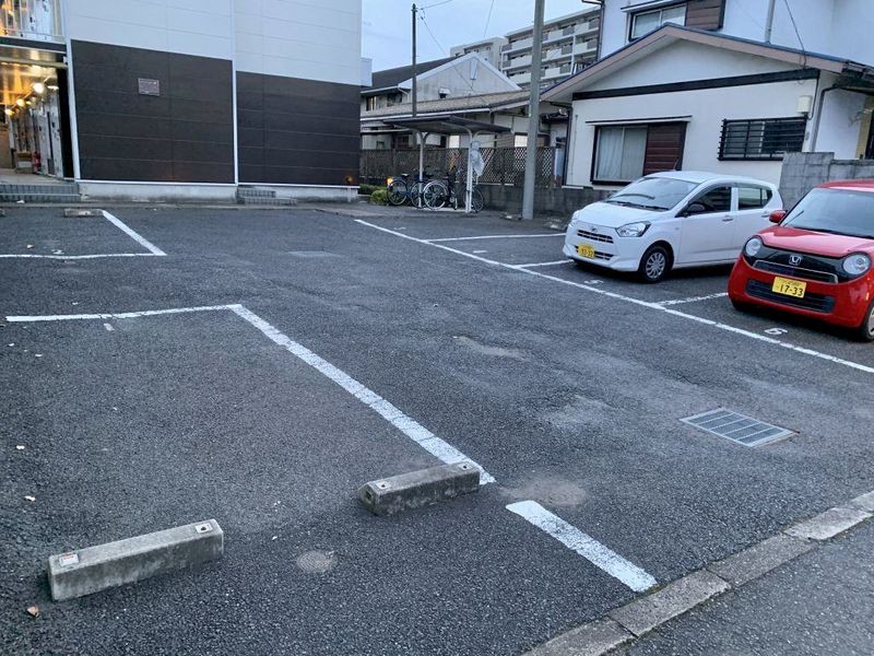 レオパレスヴィーブル 駐車場