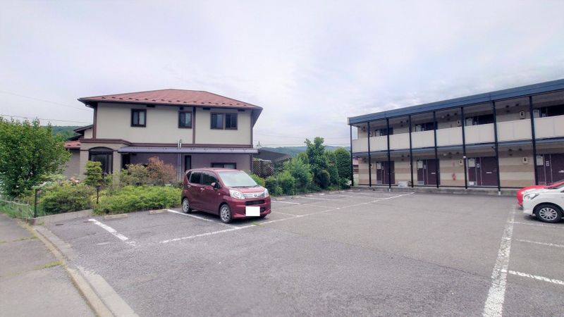 レオパレスたつの 駐車場