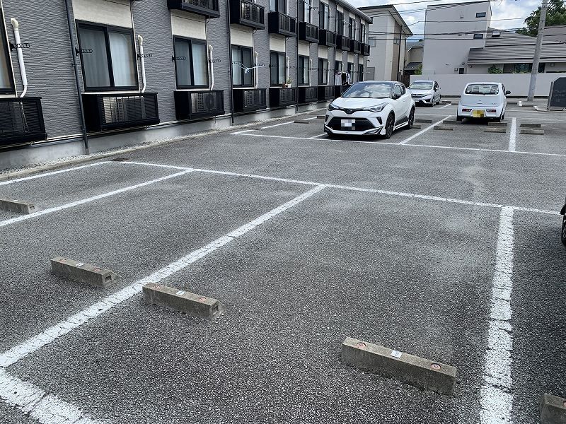 レオパレス中央 駐車場