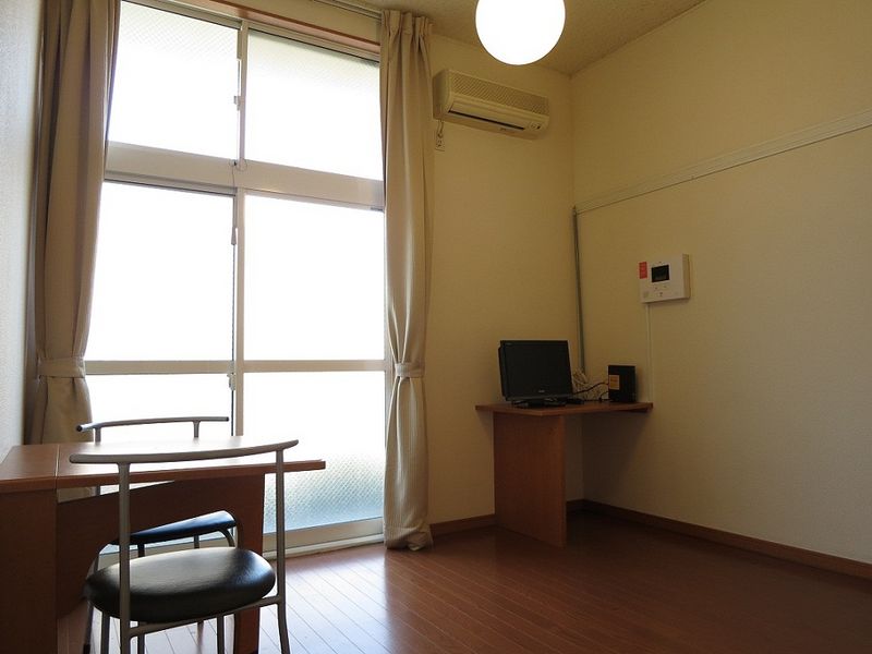 レオパレス霞ヶ関第一 居間