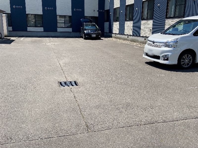 レオパレスヴェンチャーズ　ウル 駐車場
