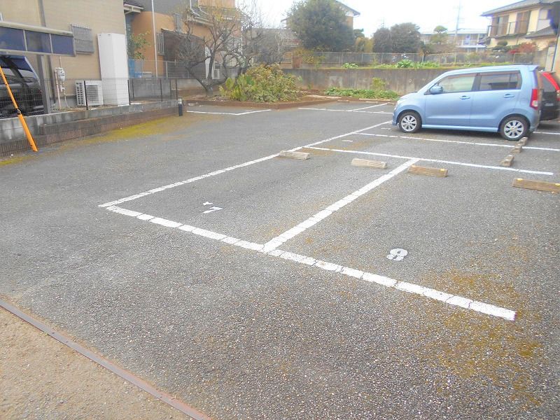 レオパレスグレイス 駐車場