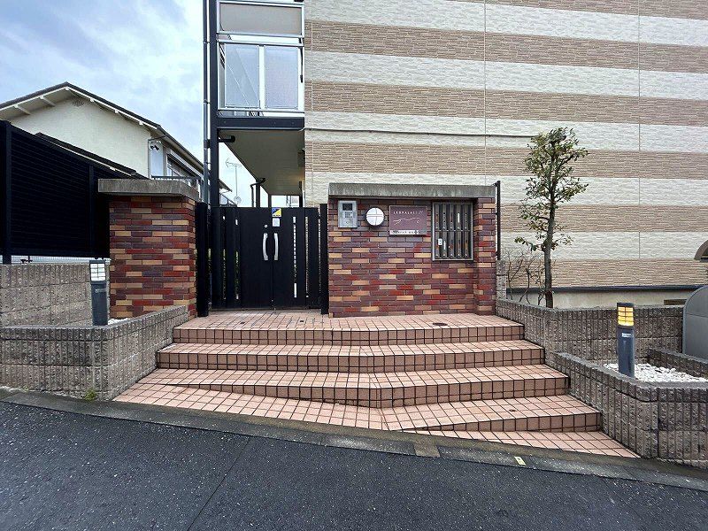 レオパレスはなみずき エントランス