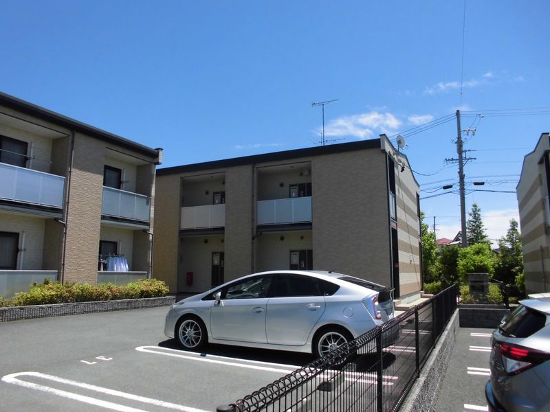 レオパレスブルーミンガーデンＤ 駐車場
