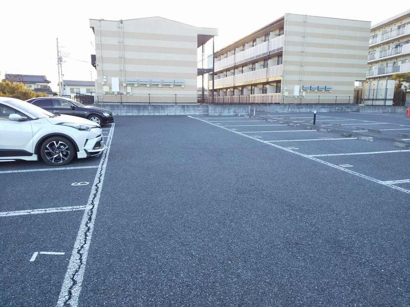 レオパレスサザンクロスＡ 駐車場