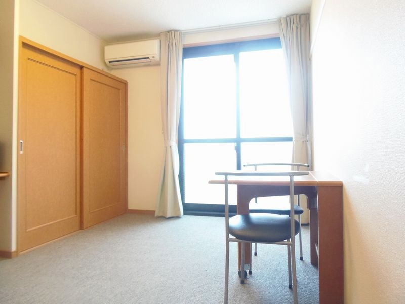 レオパレスユリシーズ本今 居間