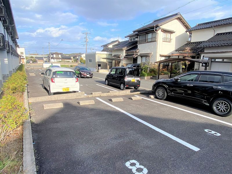 レオパレスやすらぎ 駐車場