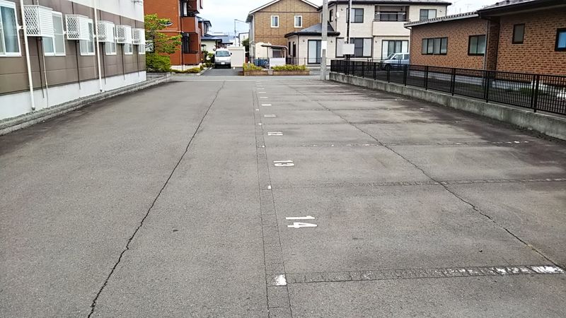 レオパレスぴゅあパイン 駐車場