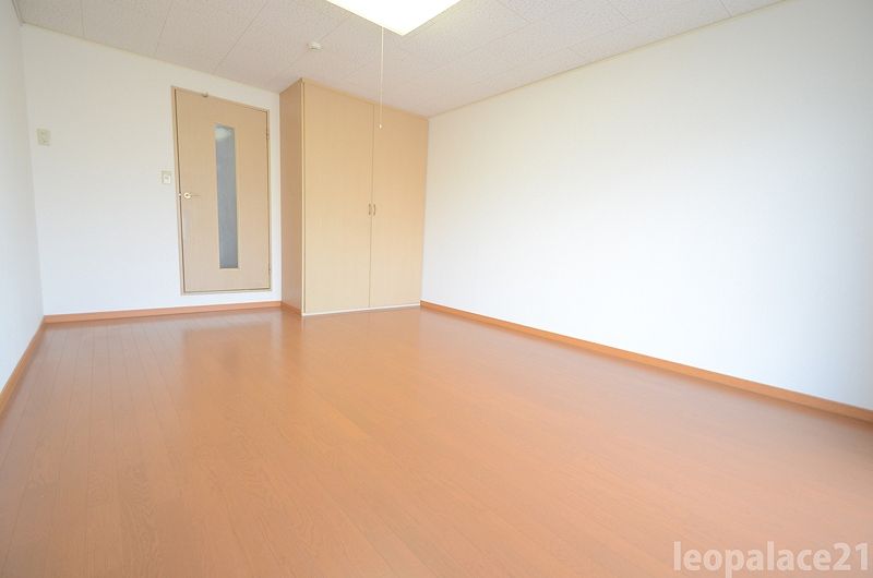 レオパレスＷＯＯＤ中野 居間