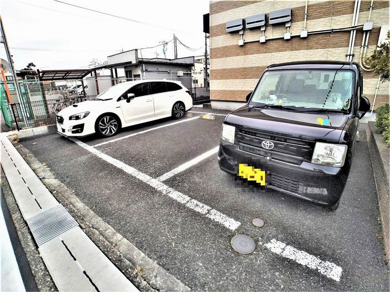 レオパレスひいらぎ 駐車場