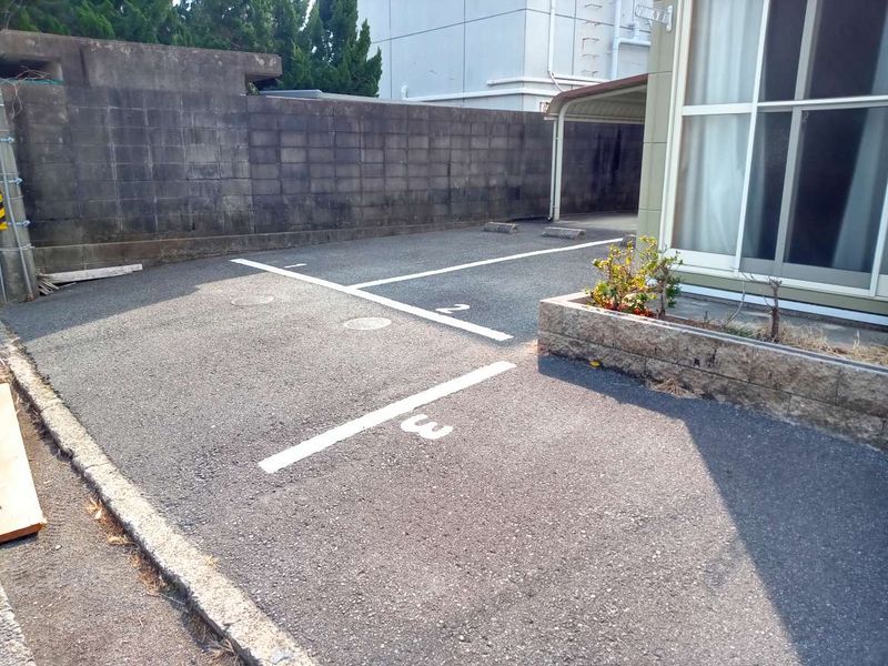 レオパレスＨＩＤＡＫＡ 駐車場