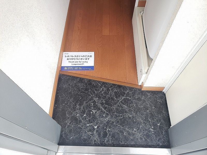 レオパレスハピ 玄関
