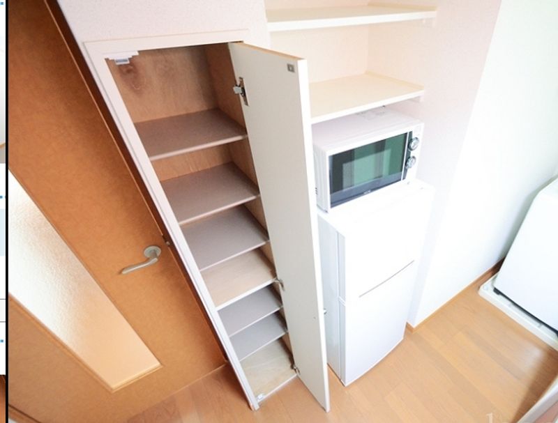 レオパレスマ　メゾン 収納