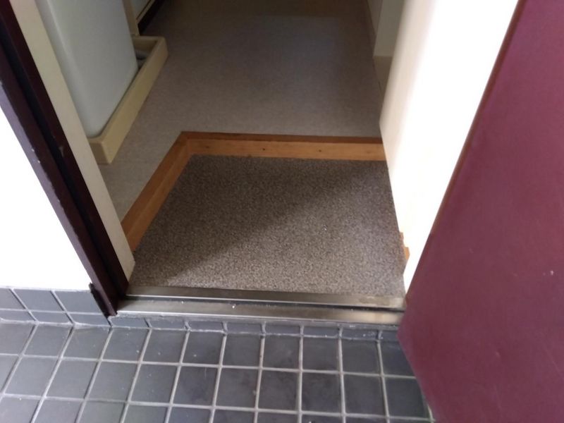 レオパレス松田 玄関