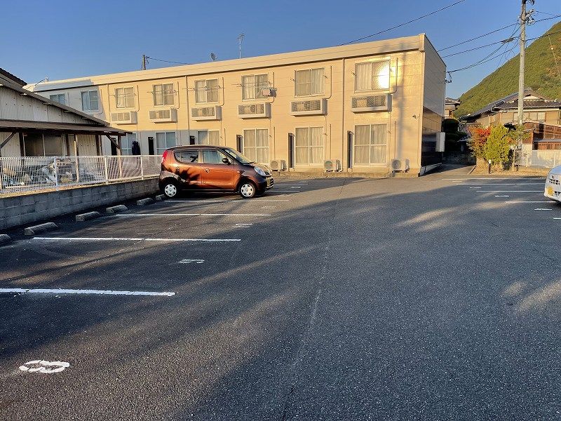 レオパレス姫山 駐車場