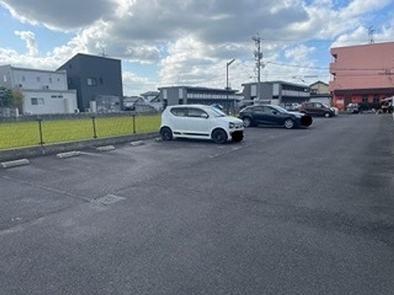 レオパレスわかば 駐車場