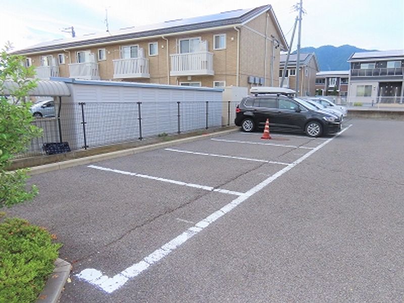 レオパレスグレイスパディ 駐車場